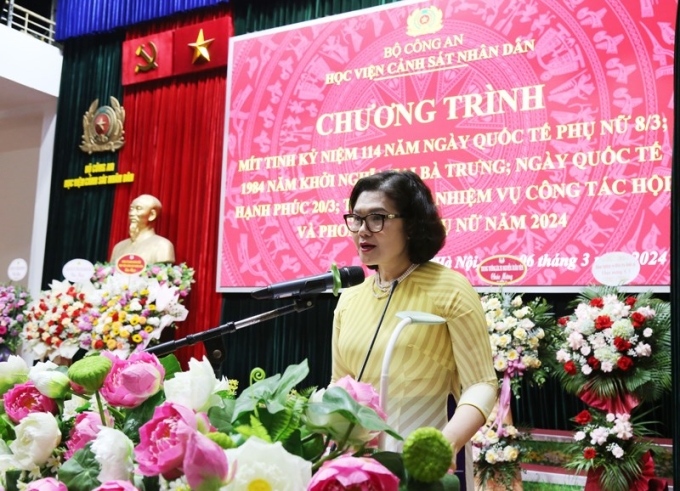 Thiếu tướng Ngô Hoài Thu, Phó Cục trưởng Cục CTĐ&amp;CTCT-Công an, Trưởng Ban Phụ nữ CAND phát biểu giao nhiệm vụ cho BCH Hội Phụ nữ Học viện CSND